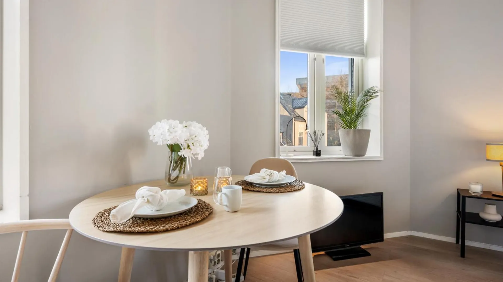 Roomsly - Cozy Hilltop Hideout In Central Bergen 0*,